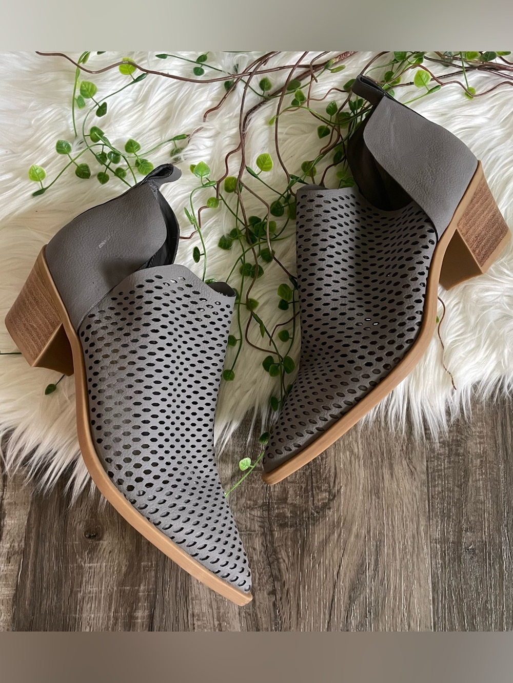Dolce Vita Sher Perforated Booties Ankle Boot Grey Size 9